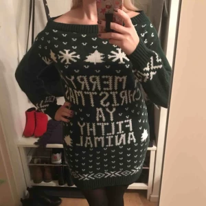  - Världens skönaste och roligaste julklänning. Stickad men tunn så man slipper svettas på julfesten! Jag råkade få dubbletter så den jag säljer är oanvänd. Jag är en M/38-40 och 171cm lång. Bor på Kungsholmen så lättast att träffas i stam för köp 😊