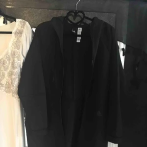  - Svart Adidas hoodie i storlek S i NYSKICK! Köpte den på NK sports i Göteborg för ett halvår sedan. 200 kr inklusive frakt, skickar inom ett dygn! 