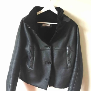  - Supersnygg Bikerjacka med fårullsfoder i äkta skinn från HOPE. Superskön! Kan mötas upp i sthlm eller frakta (köparen står för frakt). 