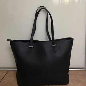  - Säljer billigt pga att dragkedjan fungerar lite av och till. Den krånglar lite och är svår/går inte att stänga ibland