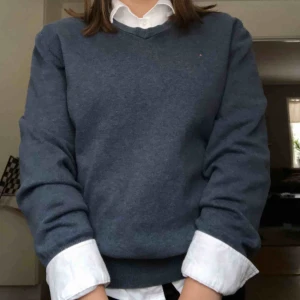  - Blå/grå ribbstickad v-neck boomerang sweater. Herr M men passar bra (lite oversized) på mig som är en dam s/m.  Säljer för jag använder den inte så mycket. Gratis frakt!!