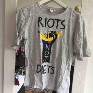 T-shirt m trycket ”riots not diets” från monki!