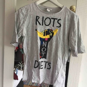  - T-shirt m trycket ”riots not diets” från monki!