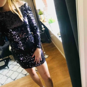  - Paljettklänning från Nelly. Aldrig använd, endast testad. Tappat några paljetter men annars i bra skick. Kan skickas men köparen står för frakten 