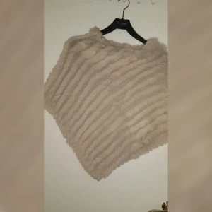  - Säljer en päls poncho som jag fick i prisent av min syster  Den är i fint skick  Den är i storlek one size 