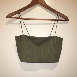 - Säljer en kamouflagefärgade grön topp från gina tricot som aldrig använts pga fel stolek, prislappen sitter fortfarande kvar. Frakt tillkommer, kan annars mötas upp på Södermalm. 