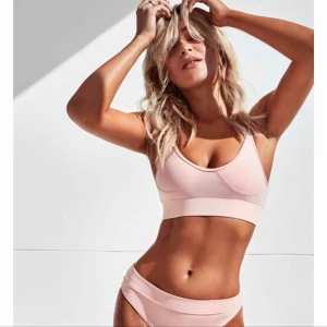  - Gratis frakt. Ny bikini från Chiquelle Swimwear storlek M. Jag är en S och den passar mig bra också. Har denna i vitt med så säljer min rosa som är ny med lappar kvar. Modellen heter Ibiza bikini set. Nypris 799 plus frakt.
