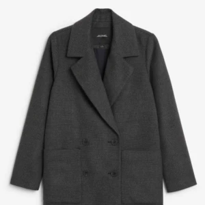  - Jacka från Monki  Dubbelknäppt, som en oversized kavaj  Använd 3-4 ggr  BILLIGARE VID SNABB AFFÄR  Nypris: 600kr