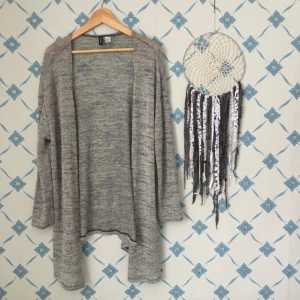  - Grå, lång och tunn kofta från hm. 
