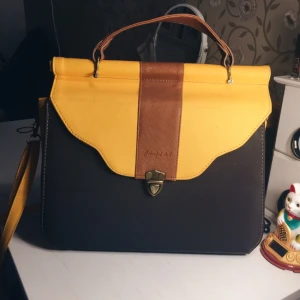  - Väska köpt från någon Vintagebutik som söker kärlek, väldigt bra skick och snygg unik stil! 

Kan mötas upp i Stockholm men föredrar frakt, då kan portot diskuteras! Bara höra av sig för fler bilder! 