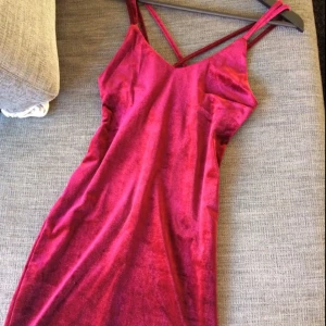  - Säljer en vinröd sammetsklänning som skiftar otroligt fint i färg i olika ljus! Den är stretchig och väldigt bekväm, aldrig använd! 