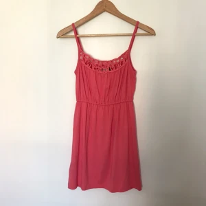  - Färgen är mest lik på sista bilden. 95% viskos och 5% elastan. Längd ca 80 cm, bredd i resåren ca 30- 53 cm, knappt använd