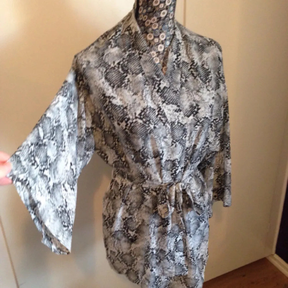 Ursnygg kimono från H&M! Prislapp kvar, inte ens provad.. Skjortor.