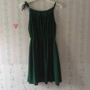 Smaragdgrön klänning med fina detaljer och resår i midjan så passar både S och M. Frakt tillkommer. 