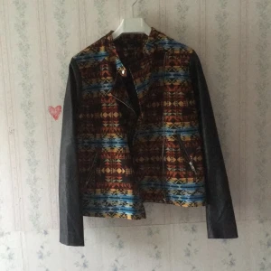 - Skinnjacka (fake) från Forever 21 med mönstrade detaljer på fram- och baksida. Använd ett fåtal gånger. Köparen står för frakt.