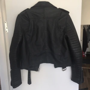  - Äkta skinnjacka från Saints & Mortals i strl S.