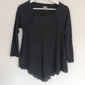  - Basictopp med spets nedtill från Hollister