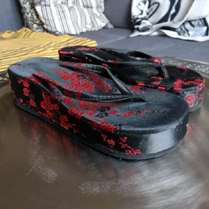  - Platåflip-flops. Sparsamt använda, två gånger så inget slitage. 3 cm platå under tån, 5 cm under häl. Flipflopsen mätercm mellan tå och häl. Betalning sker kontant vid träff eller via Swish. Kan skickas mot frakt i hela Sverige. 