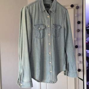 Snygg jeansskjorta från Carlings i en fin ljusblå färg med ljusa knappar. Knappt använd och 500kr nypris!