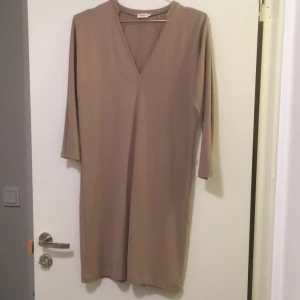  - Beige/nude klänning/tunika från Filippa K. Använd en gång.