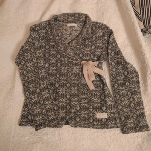  - Varm grönmönstrad yllekofta från Odd Molly i stl 3 (motsvarande 38/40). 
Knappt använd. 

Hämtas/lämnas enligt överenskommelse eller skickas mot frakt i hela Sverige. 

Swish eller kontanter vid köp. 