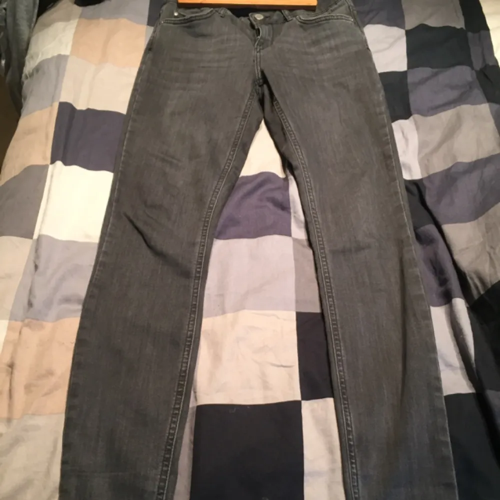 Hej!

säljer dessa, nyligen köpta jeans i grå färg från Gina Tricor använda endast två gång! I nästan ny skick. Stretchiga och lagom hög

strl 38
Nypris 399 kr. Jeans & Byxor.
