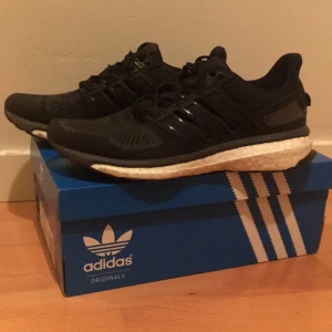  - Svarta adidas Energy Boost, ordinarie pris 1199:- , säljs på grund av att jag insåg att jag behövde en större storlek efter några dagars användning.