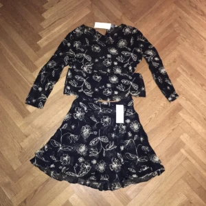  - Kjol och blus 100kr styck, båda för 150! Aldrig använd av mig, köpta på en secondhand i Berlin. Väldigt bra skick. 