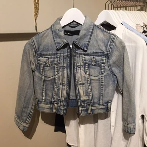  - Jeansjacka från ZOUL/MQ storlek 34. Kort modell med  korta ärmar. Snyggt jeanstyg som ser lite slitet ut. Detaljer i silver. Mycket sparsamt använd. 