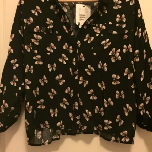  - Söt skjorta med rosetter från Monki, Large Nypris 350 kr, aldrig använd 