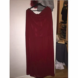  - Långkjol köpt för typ 250kr i Spanien. Det står att det är st.M men jag är en S och den passar på mig ändå.