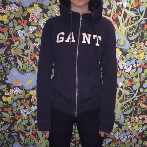  - En Gant kofta i storlek XS. Med luva och dragkedja. Jätte skön och i bra skick! 