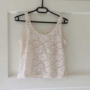  - Vackert kort linne i vit spets. Inköpt second hand men uppskattar storleken till en small.  Kan mötas upp i Uppsala, annars står köparen för frakten:)