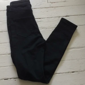  - Svarta stretchiga jeans med hög midja från Monki strl 24. Säljer pga för små för mig!