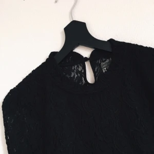  - Tight spetstopp med hög hals i en något kortare modell. Transparent i ärmarna och ryggen. Några resårtrådar som har gått upp på sina ställen men inget man tänker på. Kommer tyvärr inte till användning då den är för tight för min smak.   Frakt tillkommer! 