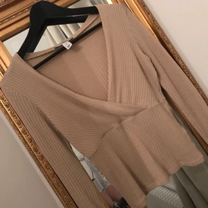  - Beige topp från Nelly Aldrig använd