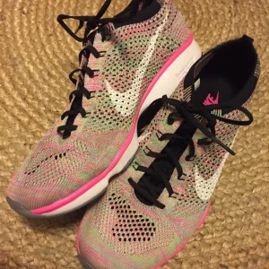  - Nike träningsskor stl 40, använda 1 gång. Säljes då jag köpte fel storlek.   Som nya, supersköna och snygga! Nypris 1600 SEK.