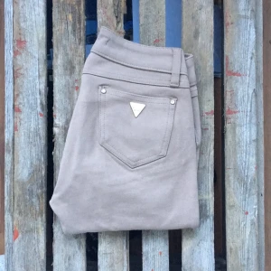  - Snygga stretchiga byxor med gulddetaljer!