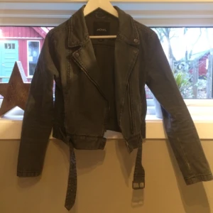  - Svart jeansjacka från Monki