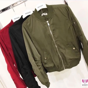  - SVART bomberjacka från missäy, storlek S. 150kr plus frakt ifall det skulle tillkomma.