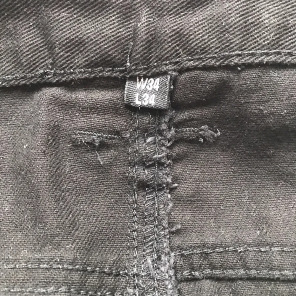 Svart jeans från HM Knäppt använd . Jeans & Byxor.