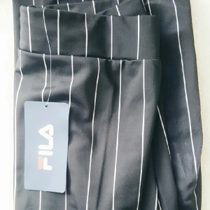  - Helt nya tights från FILA, aldrig använda med lappen kvar. Stor FILA logga på benet. Köparen står för frakten och betalning sker via swish! 