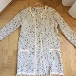  - Vacker lång kofta från Mango - i nyskick. Storlek S   Frakt 90kr