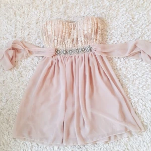  - Klänning aldrig använd, från Elise Ryan i en nude färg. Skulle använt vid balen men använde en annan istället. Väldigt fint skick och passar perfekt till kommande baler eller finare tillställningar🌸 pris kan diskuteras