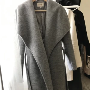  - Kappa inköpt hos Paul Marker stl 38 i färgen grå. Nypris 1000kr, men säljes för 300kr.