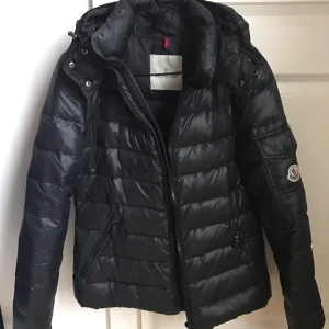  - En moncler jacka säljes (Köpt för några år sedan) men ändå i jätte fin skick fortfarande. 