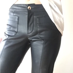  - Snygga skinnbyxor från mango, nypris 349kr. De är "ankellånga" och superbekväma!   Hör av er vid frågor! 😊 