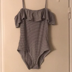  - Blå-vit randig Body från Topshop. 75kr +frakt/eventuellt mötas upp i Gävle. Kontanter/swish går bra. 