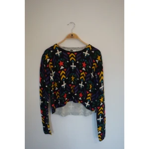  - Skithäftig mönstrad tröja! Aldrig använd - nyskick. Storlek M men passar allt från S-L :)  Kan mötas upp i Sthlm eller Uppsala samt posta - du betalar 15 kr för frakten!