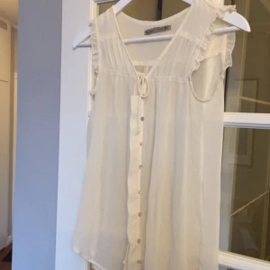  - Transparent blus från Zara med knappar i pärlemor samt knytning framtill. Fint skick! 